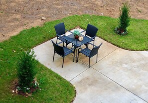 Outdoor dining - Private & Upscale Modern Carriage House - 7 Min Walk to Downtown! (Roswell)