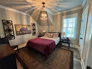 2 bedrooms, desk, iron/ironing board, travel crib - Private & Upscale Modern Carriage House - 7 Min Walk to Downtown! (Roswell)