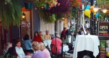 Private & Upscale Modern Carriage House - 7 Min Walk to Downtown!