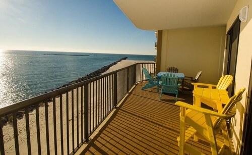 Awesome Views!!! Watch the sail boats & seagulls. Two pools. Two hot tubs.
.