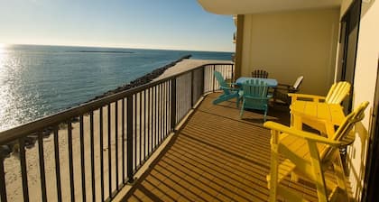 Awesome Views!!! Watch the sail boats & seagulls. Two pools. Two hot tubs.
.