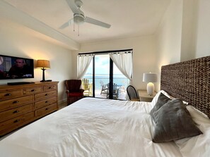 3 bedrooms, desk, iron/ironing board, free WiFi - Awesome Views!!! Watch the sail boats & seagulls. Two pools. Two hot tubs.
. (Orange Beach)