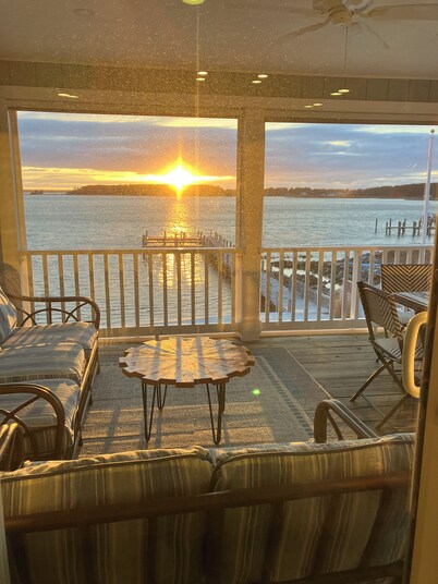 2 nite minimum Aug 22-Sept 5 Waterfront,Beach,Boatdock,parking 10% discount 🦀🍕