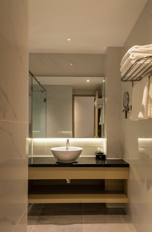 Kolmen hengen perhehuone | Kylpyhuone | Suihku, ilmaiset hygieniatuotteet, hiustenkuivaaja, kylpytakit