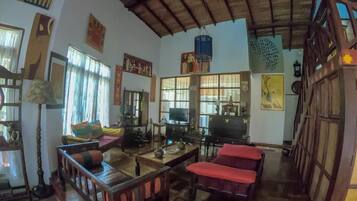 Cabana luxo, para fumantes, vista para a colina | Sala de estar | TV