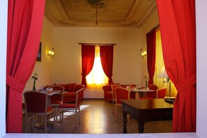 Desayuno continental gratuito y diario