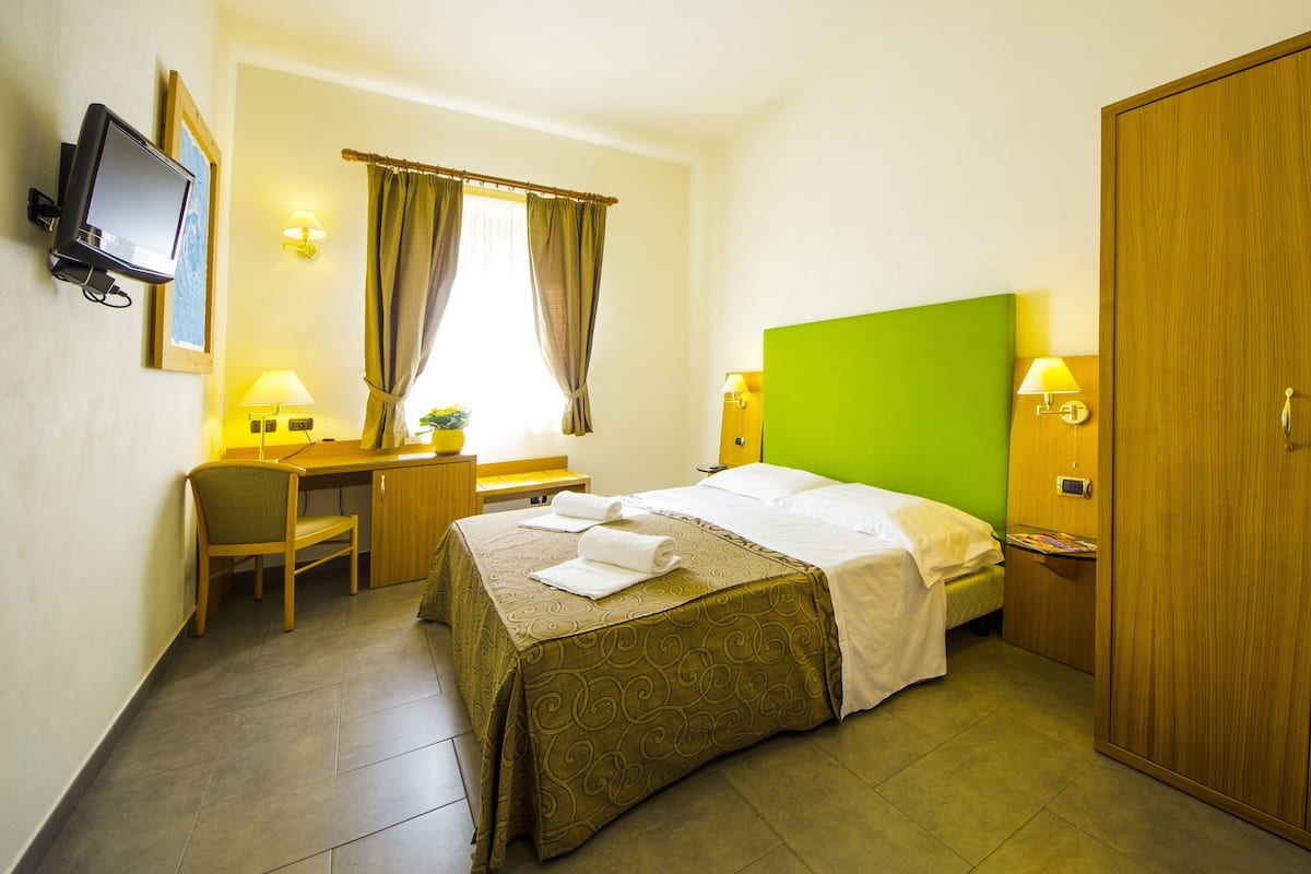 Standaard kamer, 1 twee- of 2 eenpersoonsbedden | 1 slaapkamer, een bureau, gratis wifi, beddengoed
