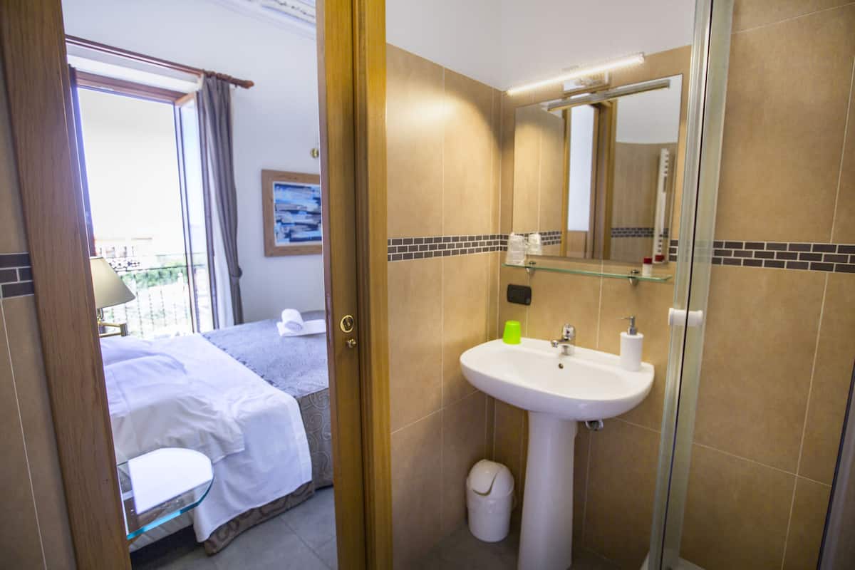 Tweepersoonskamer, uitzicht op zee | Badkamer | Een douche, een regendouche, gratis toiletartikelen, een haardroger