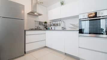 Apartment, 2 Bedrooms, City View, Tower | Private kitchen | Full-sized fridge, microwave, oven, stovetop