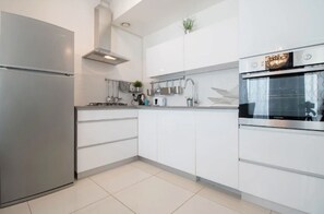 Apartment, 2 Bedrooms, City View, Tower | Private kitchen | Full-size fridge, microwave, oven, stovetop