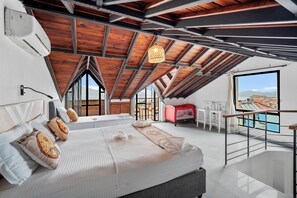 Executive-Penthouse, Balkon | Schallisolierte Zimmer, kostenloses WLAN, Bettwäsche