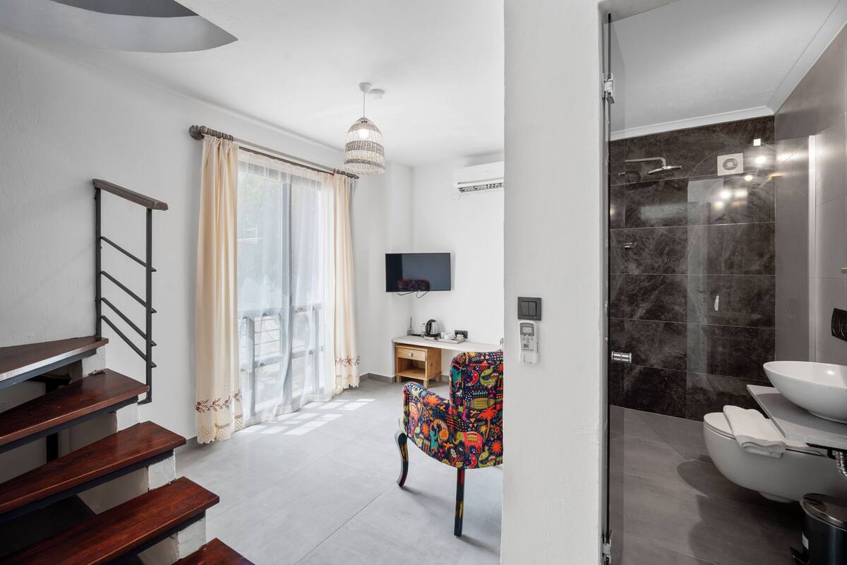 executive penthouse, balcony | living area | lcd tv