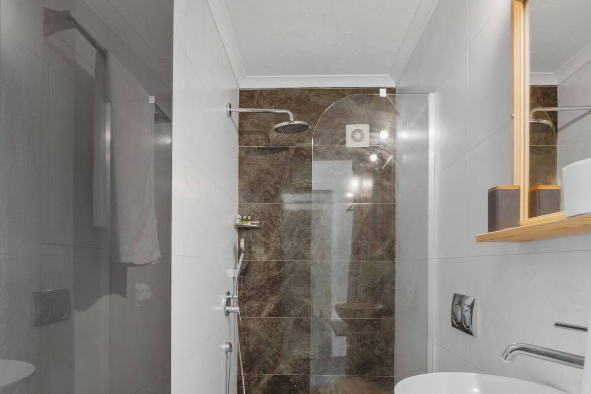 shower, free toiletries, hair dryer, slippers