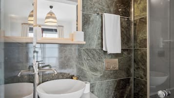 Standard | Badezimmer | Dusche, kostenlose Toilettenartikel, Haartrockner, Hausschuhe