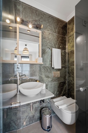 Standard | Bathroom | Shower, free toiletries, hair dryer, slippers - The Green Goose Hotel (Datça)