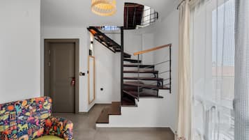 Executive-Penthouse, Balkon | Wohnbereich | LCD-Fernseher