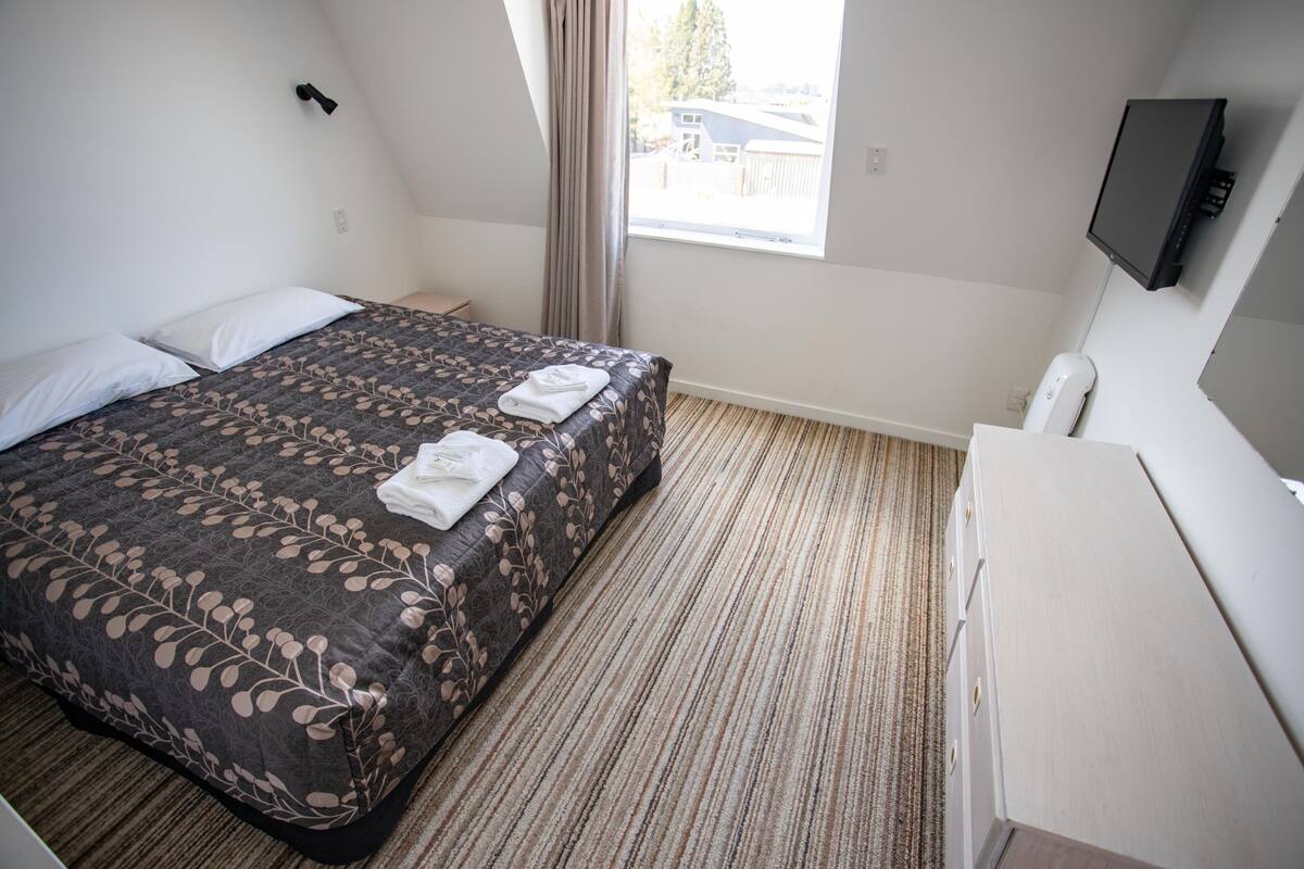 Habitación doble superior, 1 cama de matrimonio grande, baño privado | Cortinas opacas, wifi gratis, ropa de cama