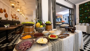 Disposição de buffet com diversos alimentos e um balcão de check-in.