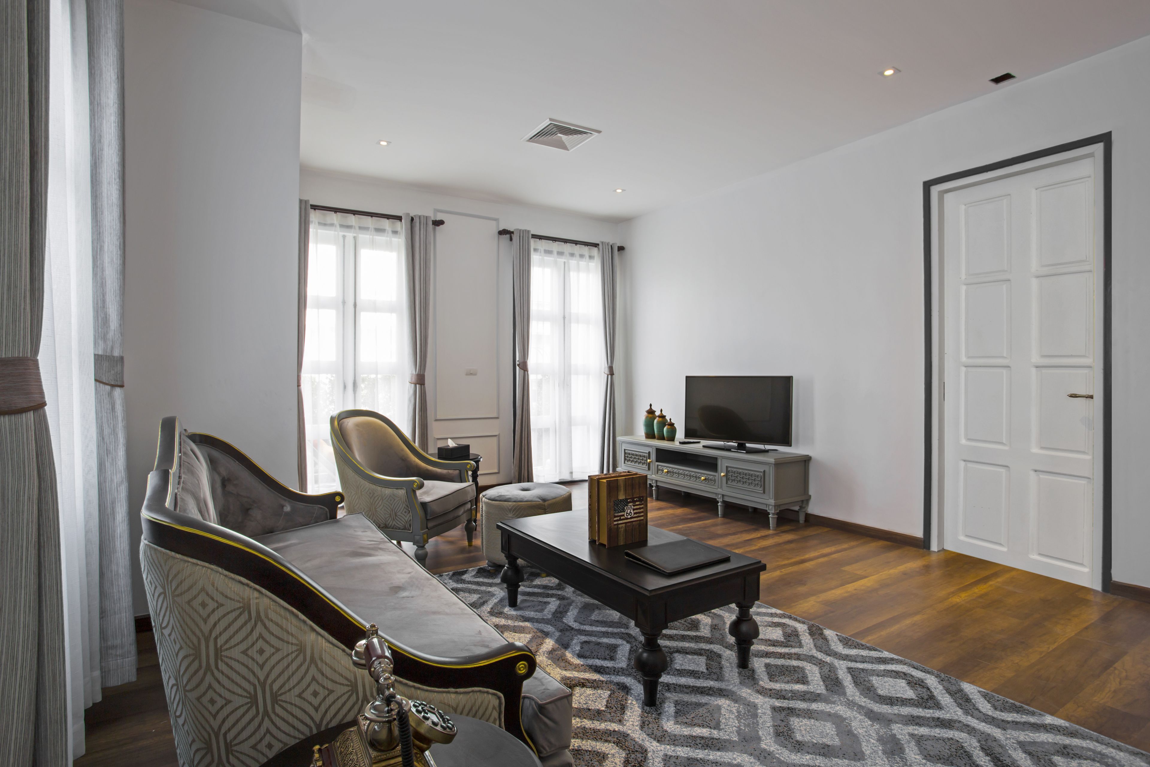 premier pool access | living area | flat-screen tv