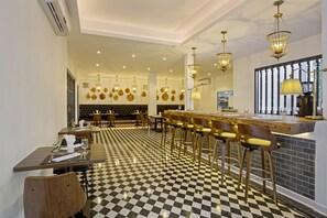 S'hi serveixen esmorzars, dinars, sopars i plats de cuina internacional 