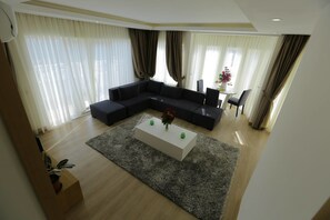 Familienapartment, 2 Schlafzimmer | Wohnbereich | LED-Fernseher