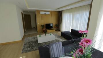 Familienapartment, 1 Schlafzimmer | Wohnzimmer | LED-Fernseher