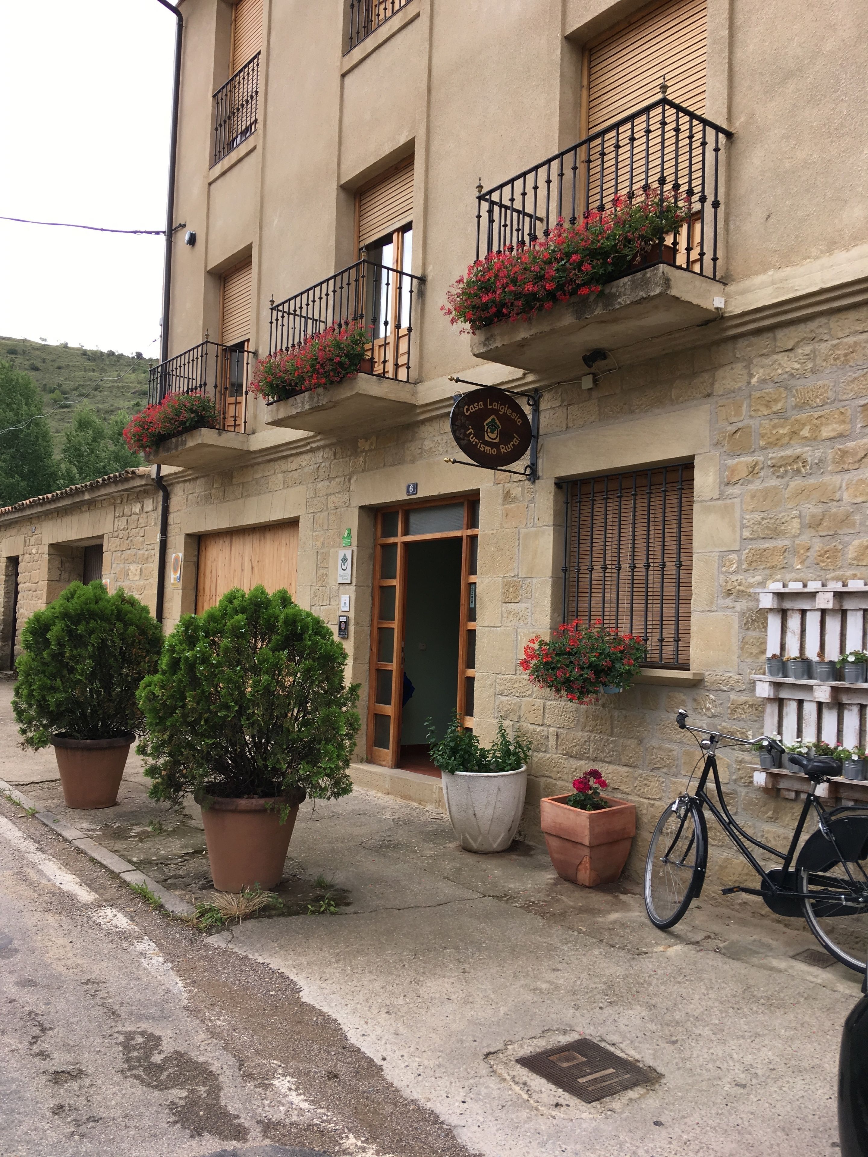 Um edifício com uma placa que diz "Casa Laglesia Turismo Rural".