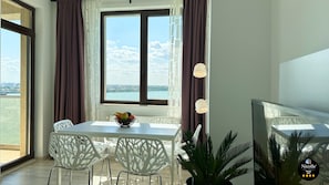 Deluxe-Apartment, 2 Schlafzimmer, Seeblick, Seeseite | Wohnbereich | 121-cm-Flachbildfernseher mit Digitalempfang, Smart-TV