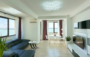 Deluxe-Apartment, 2 Schlafzimmer, Seeblick, Seeseite | Wohnbereich | 121-cm-Flachbildfernseher mit Digitalempfang, Smart-TV