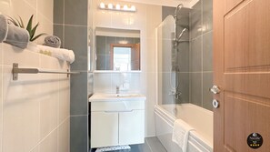 Deluxe-huoneisto, 2 makuuhuonetta, järvinäköala, järven rannalla | Kylpyhuone | Suihkun ja ammeen yhdistelmä, syvä kylpyamme, ilmaiset hygieniatuotteet