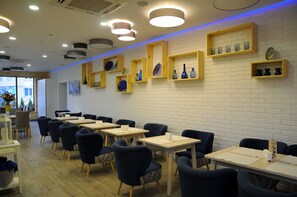 Frühstück, Mittagessen, Abendessen, lokale und internationale Küche