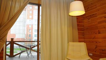 Premium bedding, minibar, in-room safe, desk