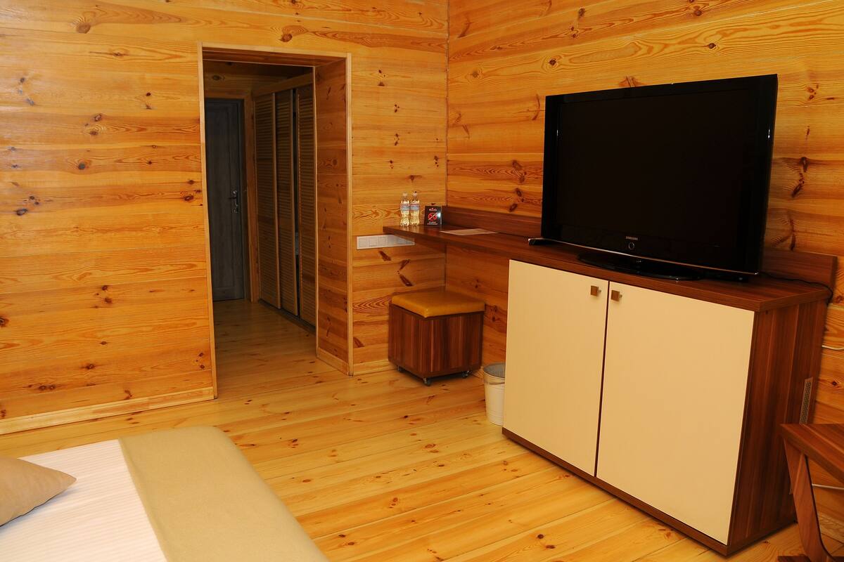 Eenpersoonskamer, terras | Luxe beddengoed, een minibar, een kluis op de kamer, een bureau