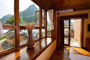 陽臺大床房 | 1 間臥室、羽絨被、書桌、遮光布/窗簾