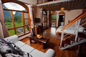 觀景閣樓套房 | 1 間臥室、羽絨被、書桌、遮光布/窗簾