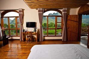 觀景閣樓套房 | 1 間臥室、羽絨被、書桌、遮光布/窗簾