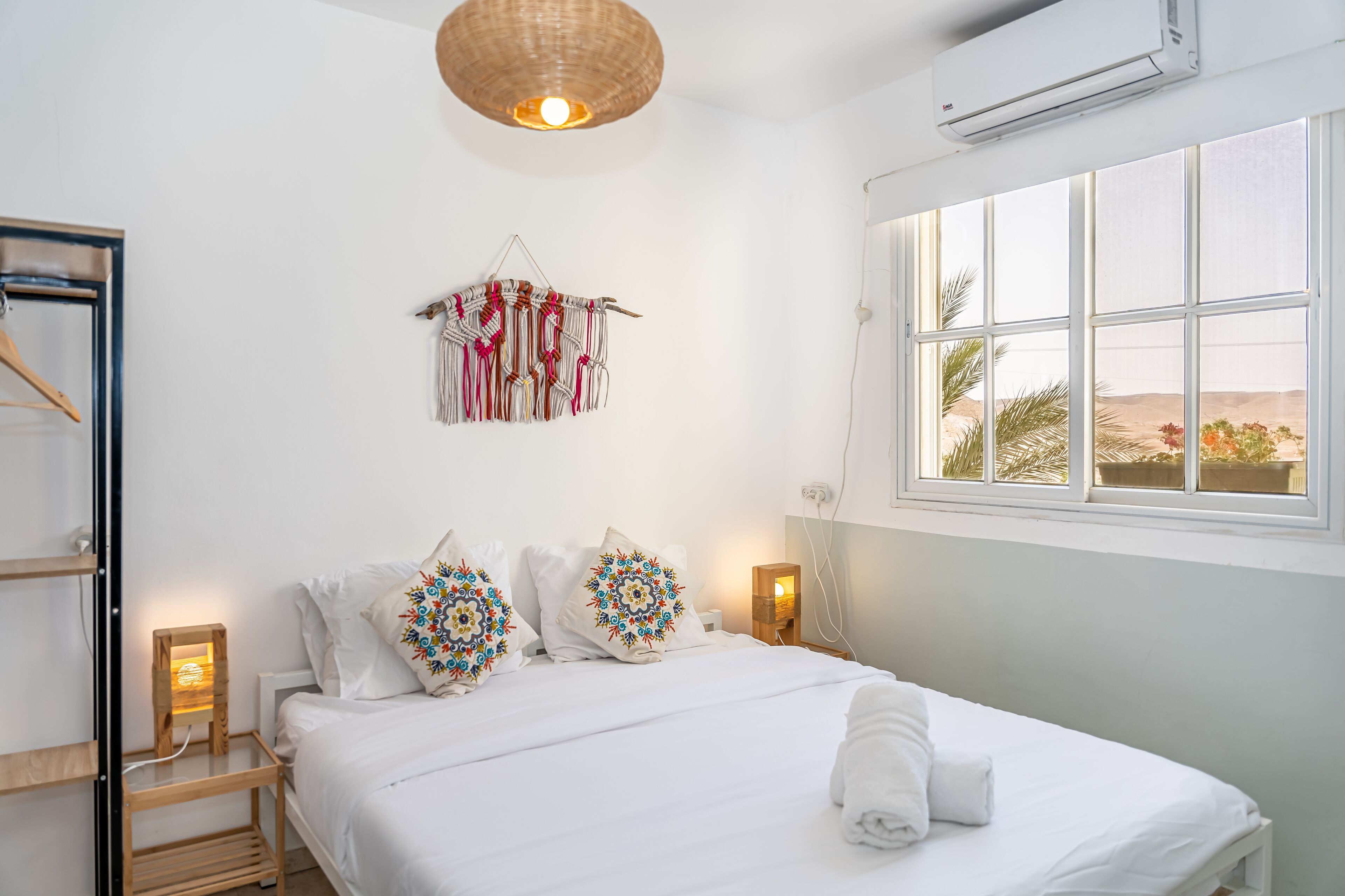 アイロン / アイロン台、可動式ベッド、WiFi (無料)、ベッドシーツ