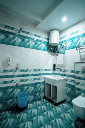 Shower, rainfall showerhead, free toiletries, slippers - Hotel Jinendra Inn (Jaipur)