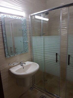 Apartemen, 2 kamar tidur | Shower kamar mandi