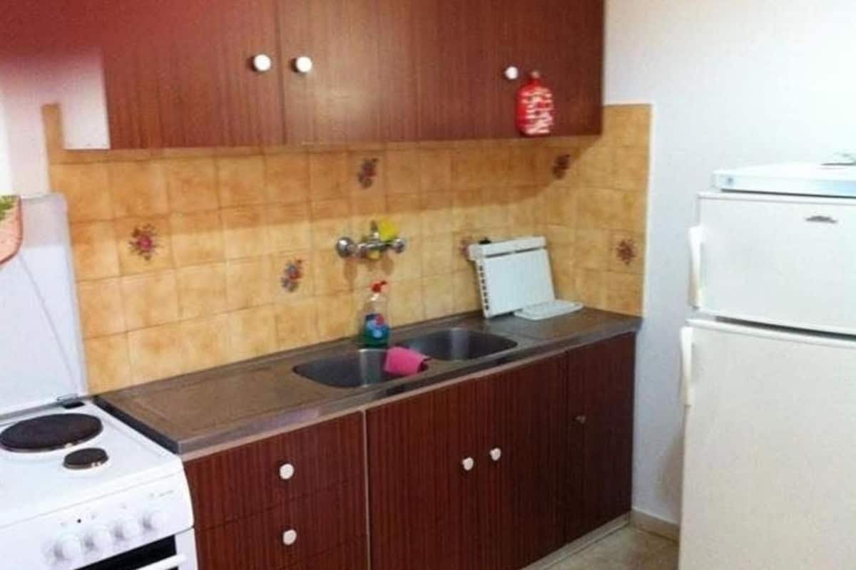 triple room, partial sea view | private kitchen | full-sized fridge, blender, cleaning supplies, paper towels