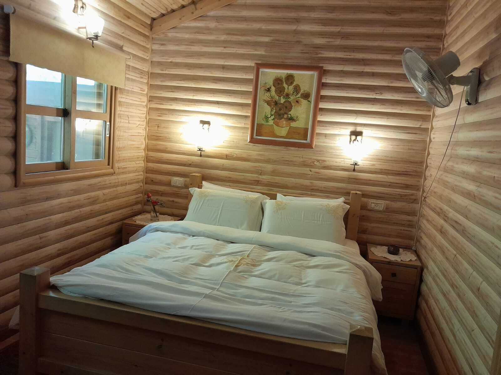 Xalet Elite | Escriptori, habitacions insonoritzades i planxa i posts de planxar 