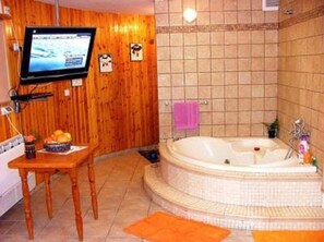 Familien-Suite, 2 Schlafzimmer | Badezimmer | Duschwanne, Whirlpool, kostenlose Toilettenartikel, Bademäntel