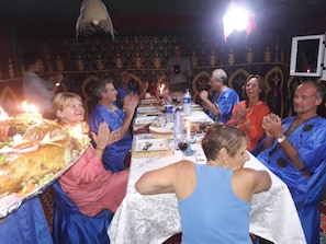 Petit déjeuner et déjeuner servis sur place, spécialités Cuisine locale