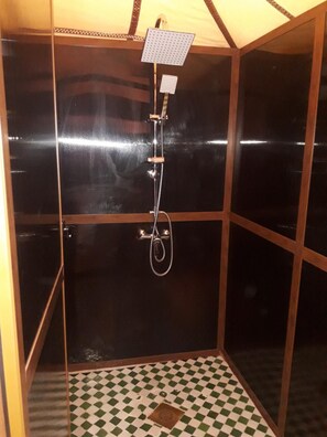 Dusche, kostenlose Toilettenartikel, Handtücher