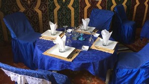Petit déjeuner, déjeuner et dîner servis sur place