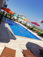 Una piscina al aire libre