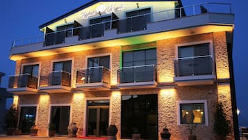 Fassade der Unterkunft – Abend/Nacht