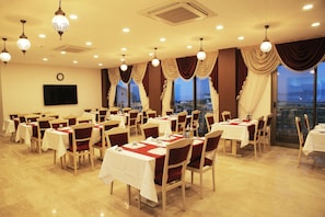 Serveert ontbijt, lunch, diner, internationale gerechten