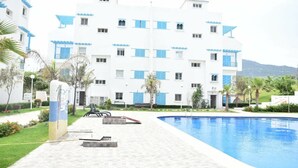 Outdoor pool, pool umbrellas, pool loungers - Cozy Apartment - Marina Smir (Allyene)