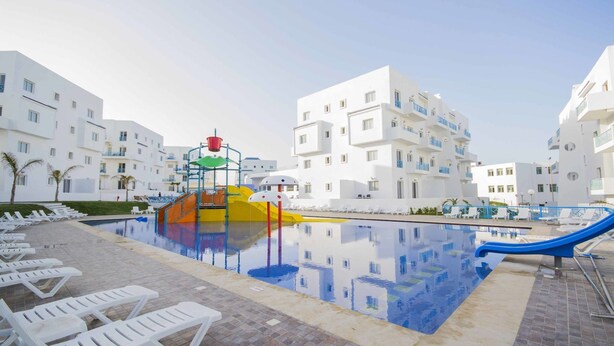 Outdoor pool, pool umbrellas, pool loungers - Cozy Apartment - Marina Smir (Allyene)